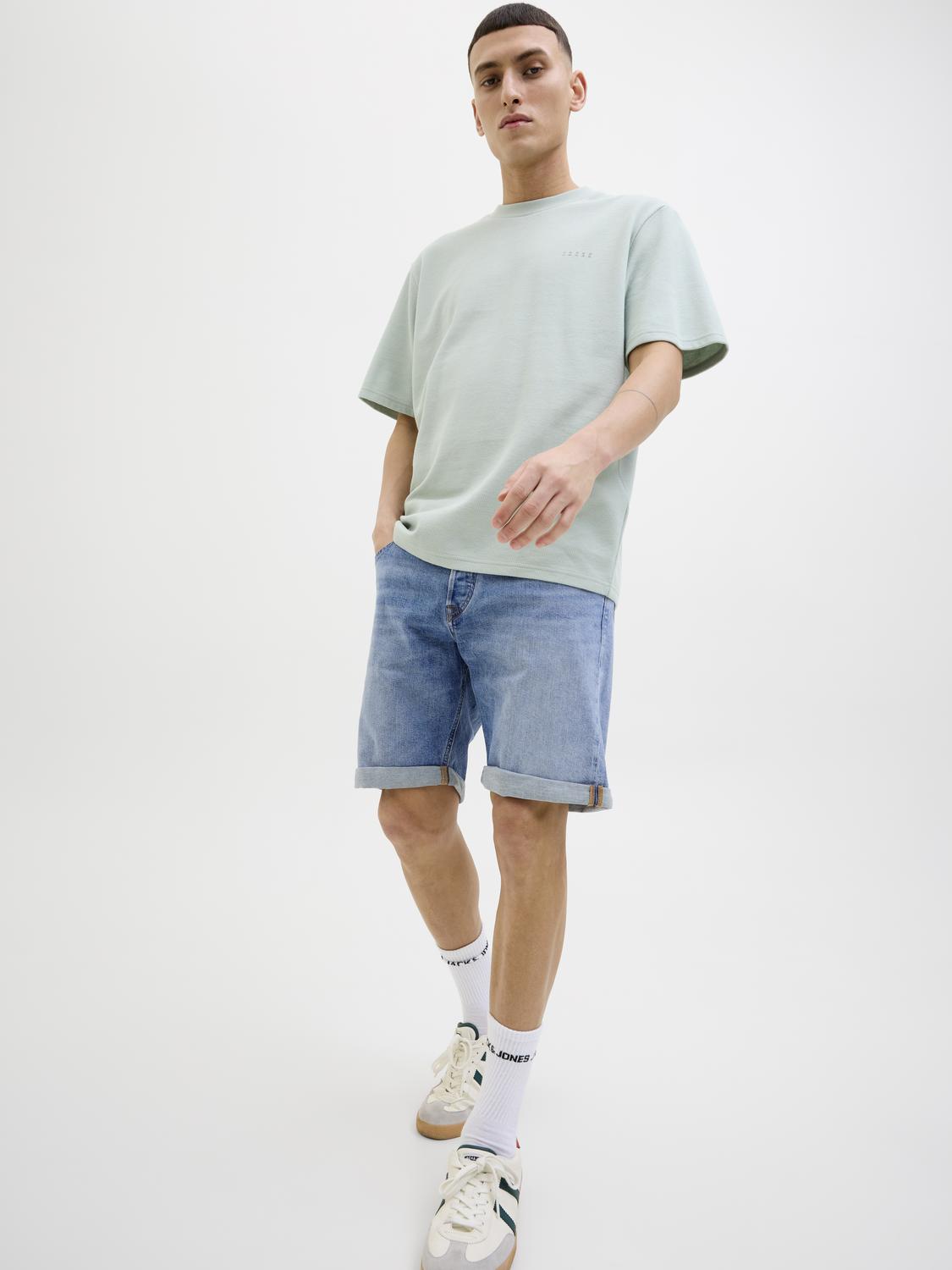 model_shot-creative