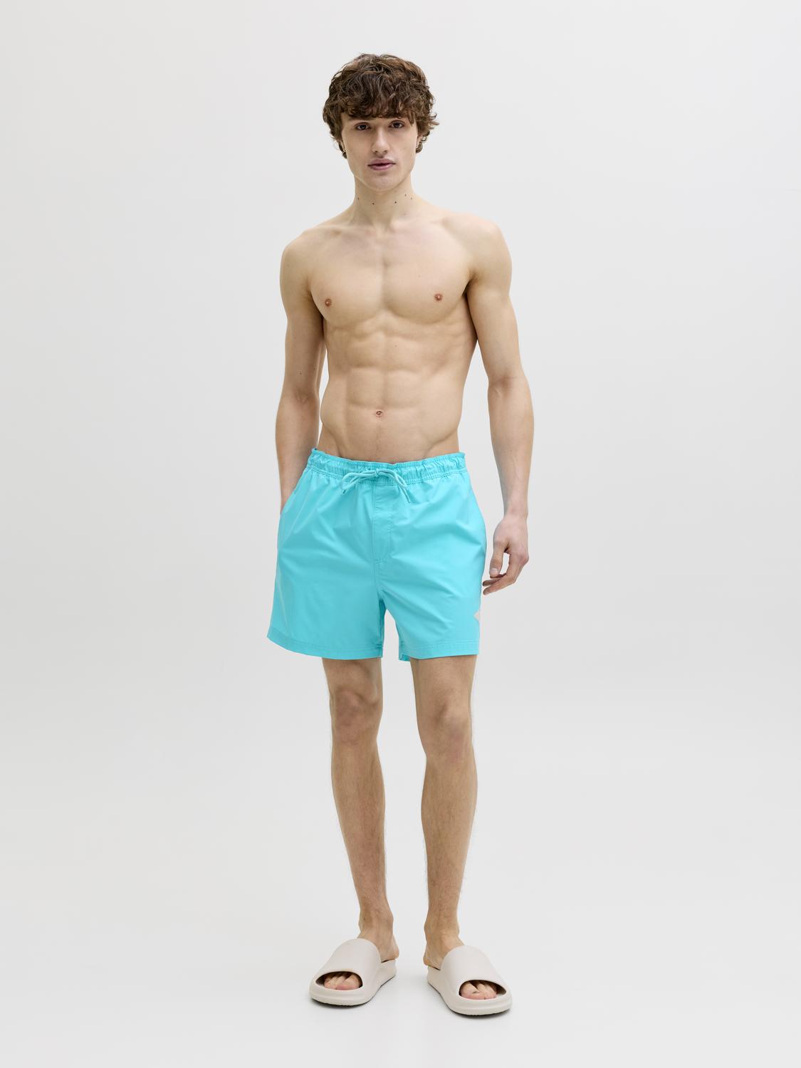 model_shot-front_full