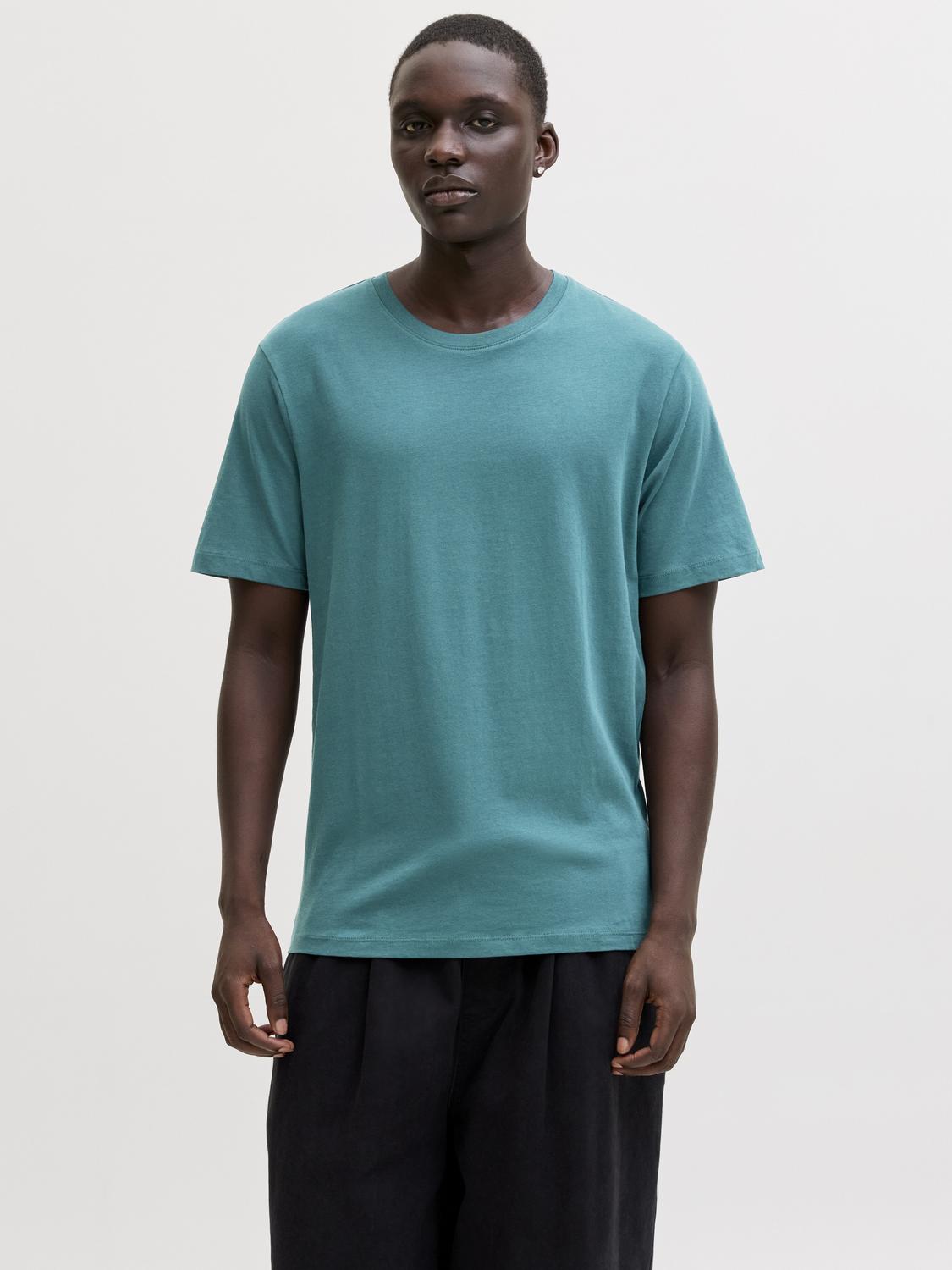 model_shot-front