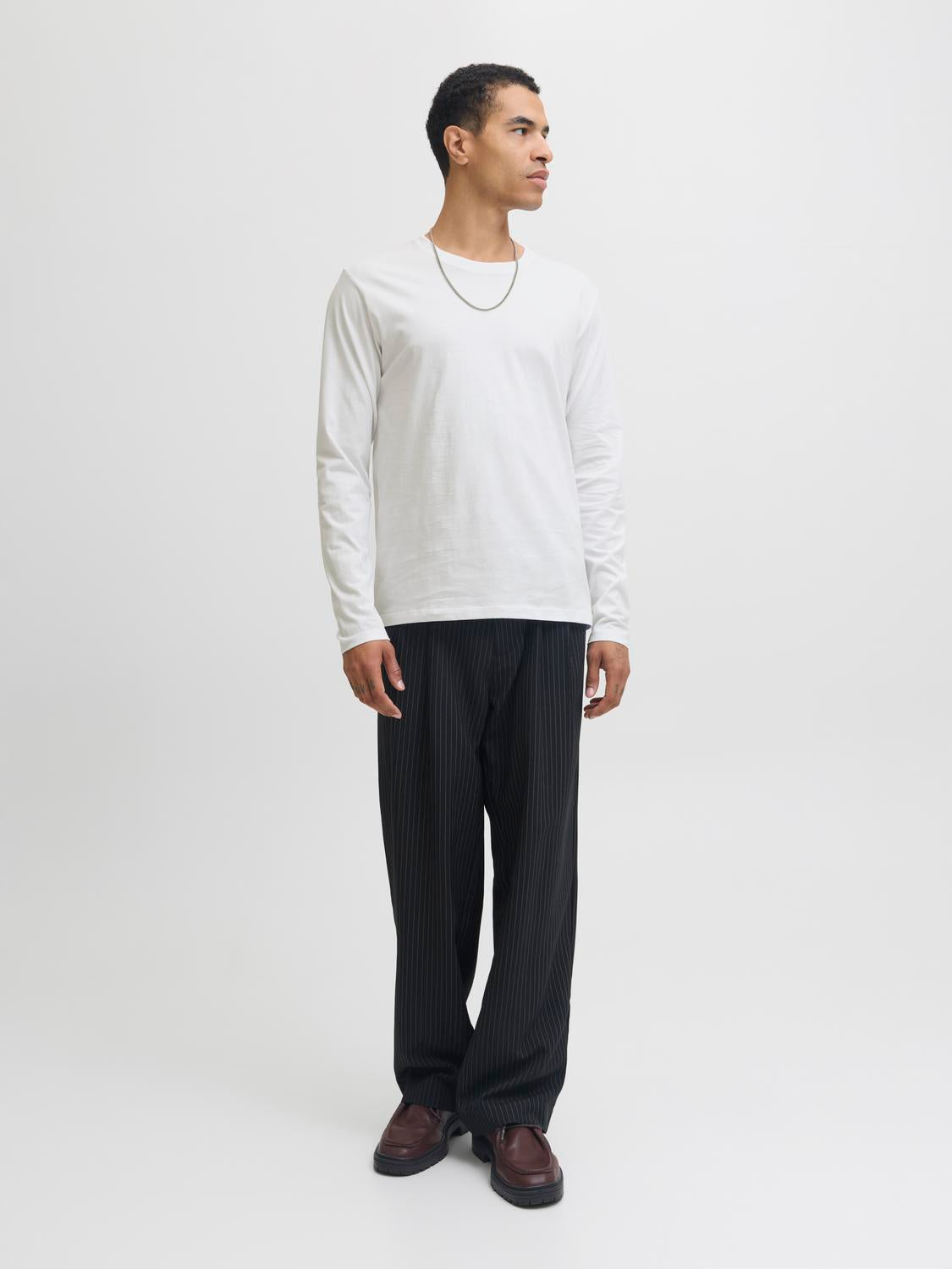 model_shot-front_full