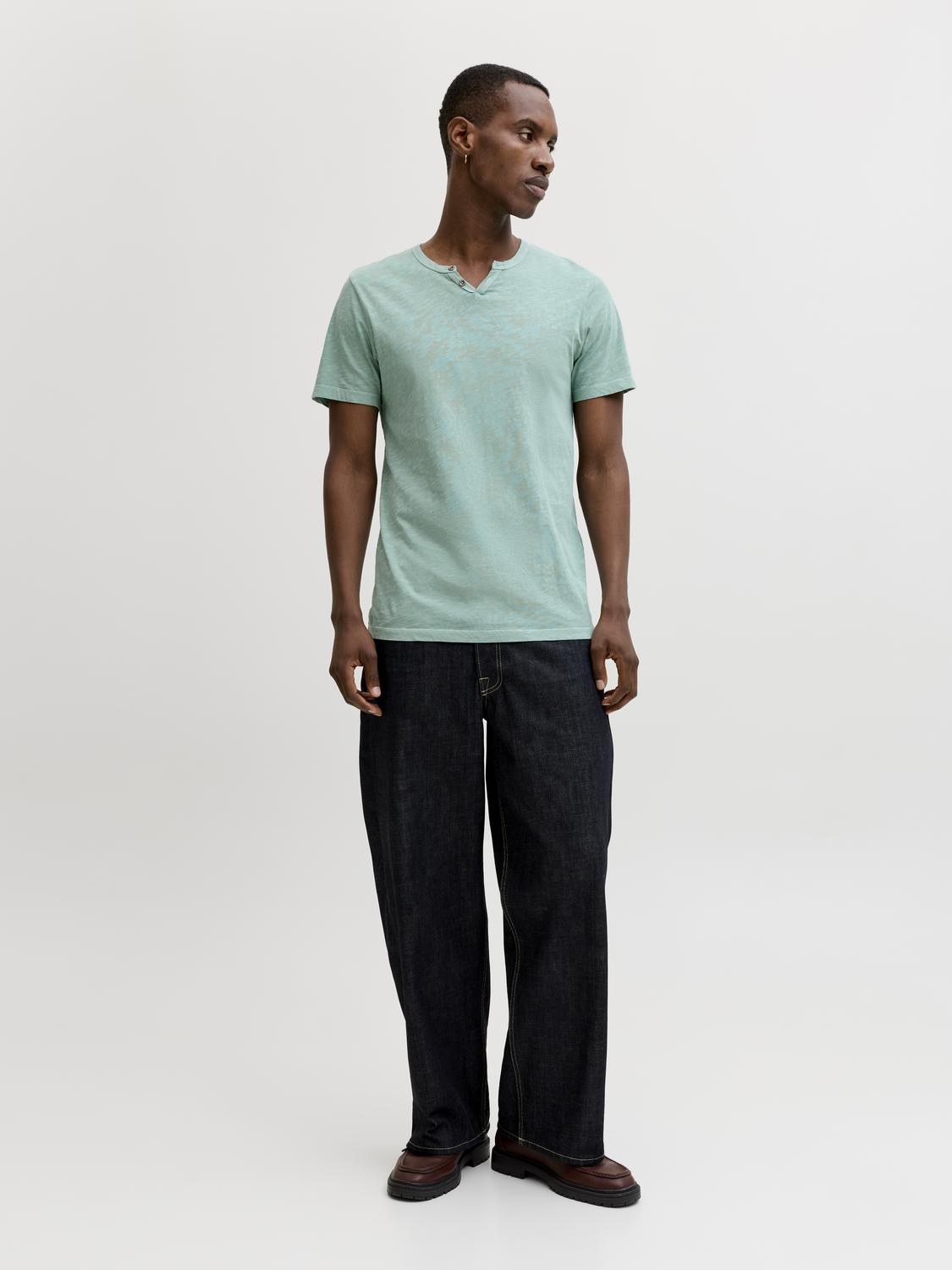 model_shot-front_full