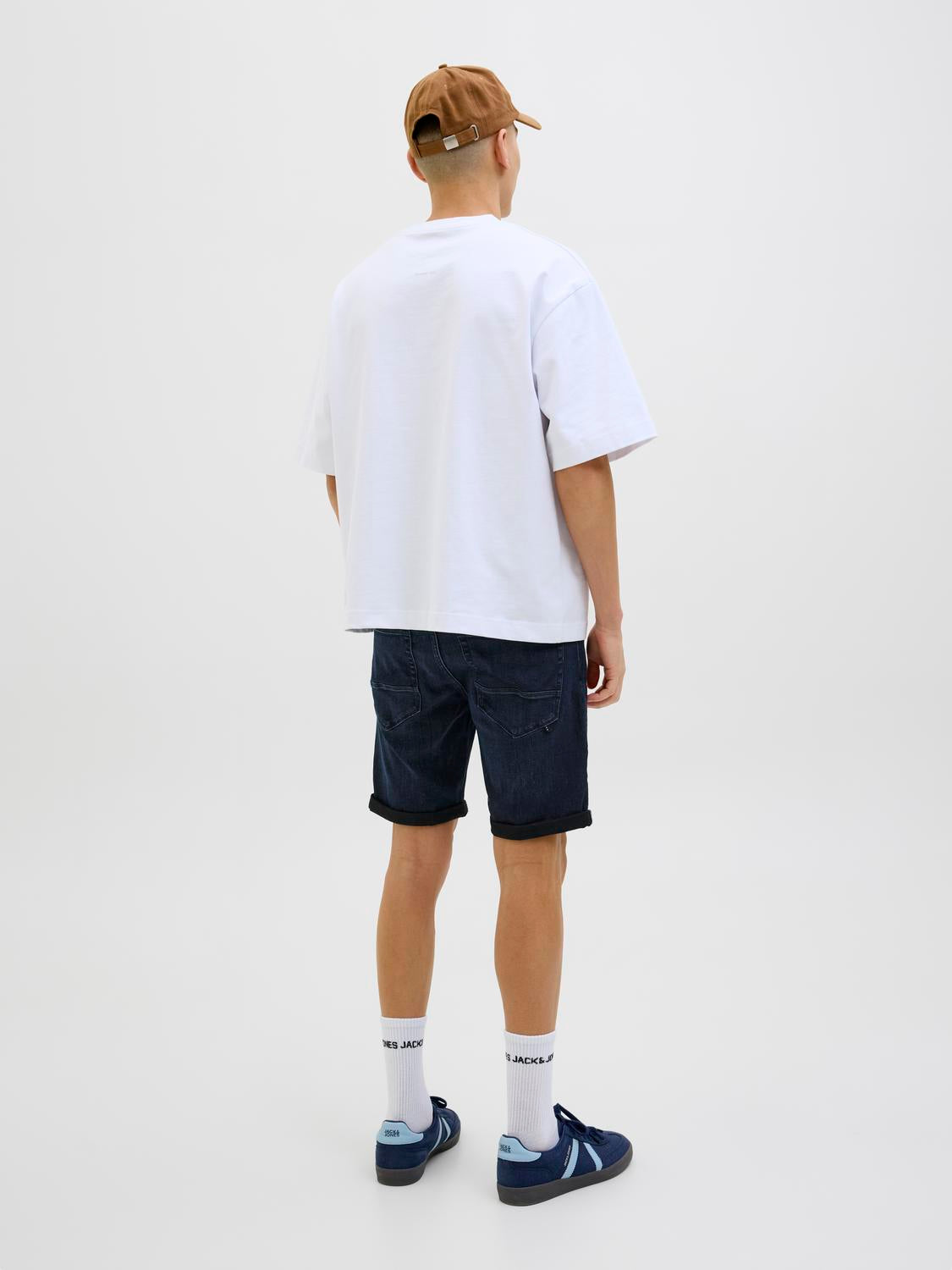 model_shot-back