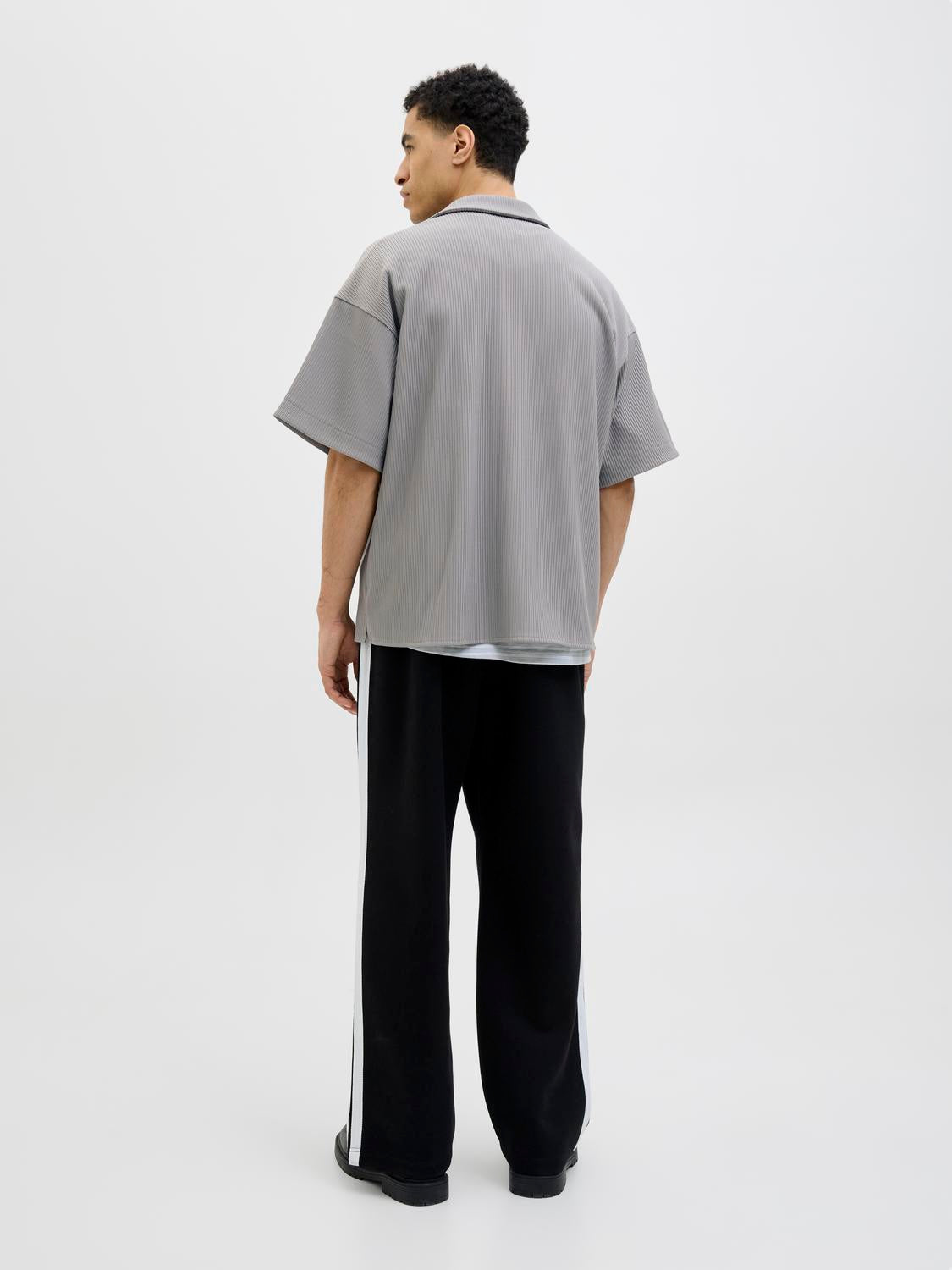 model_shot-back