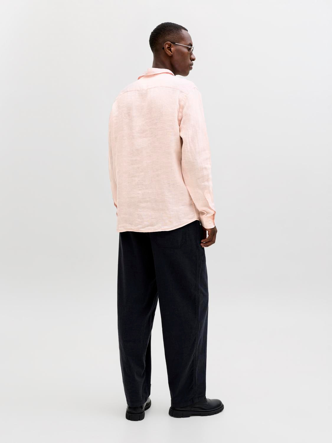 model_shot-back
