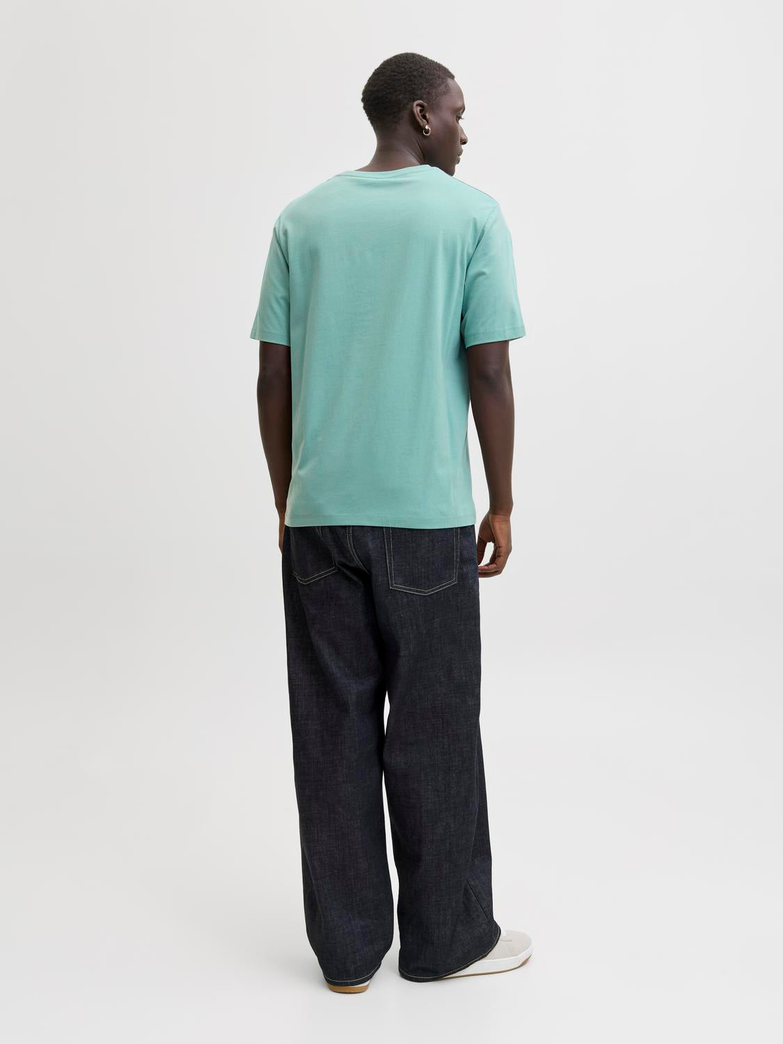 model_shot-back