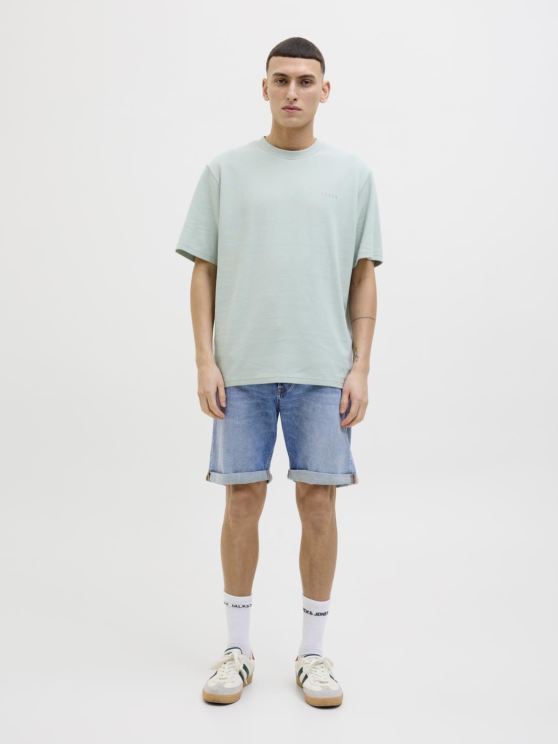 model_shot-front_full