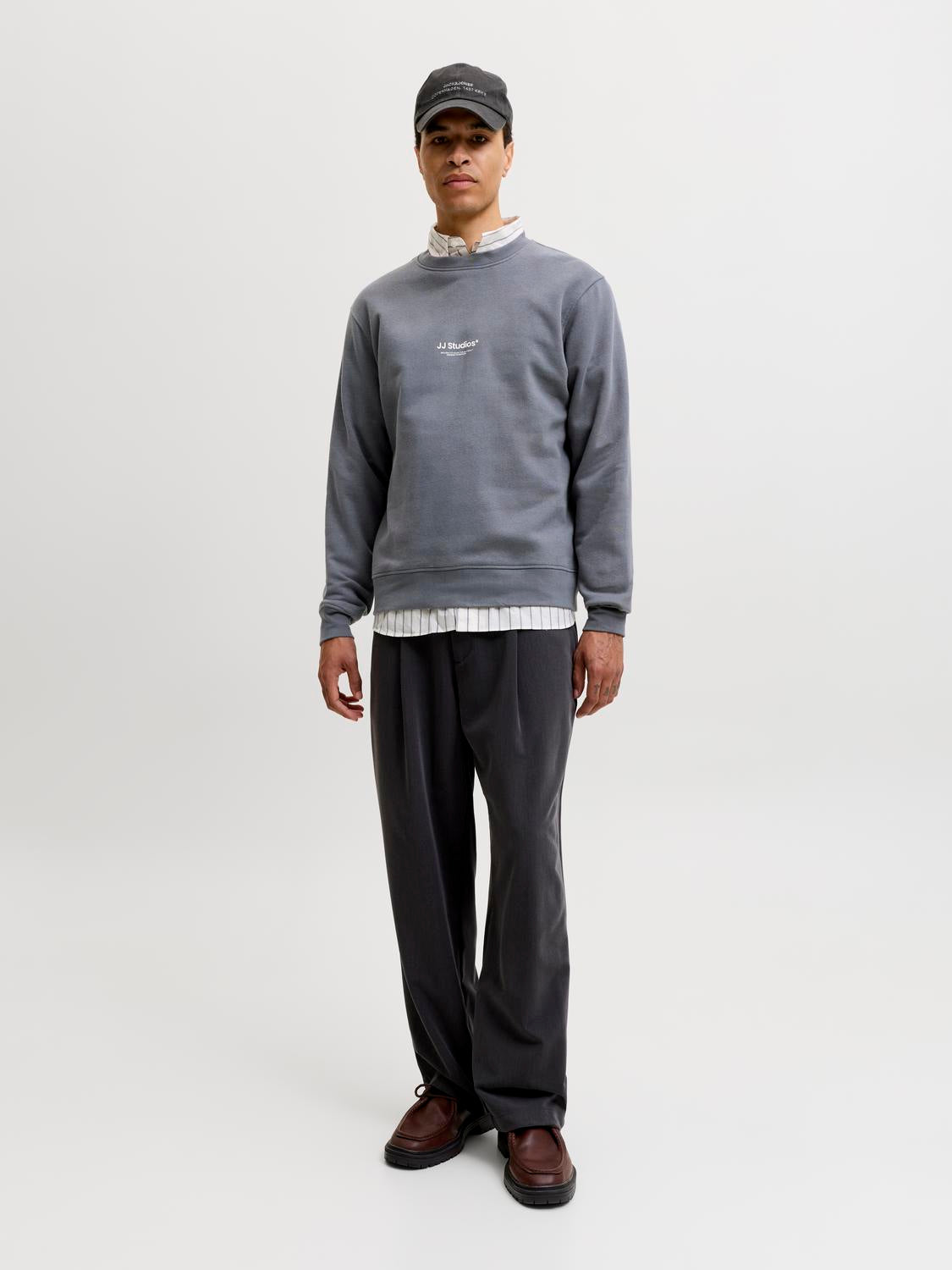 model_shot-front_full