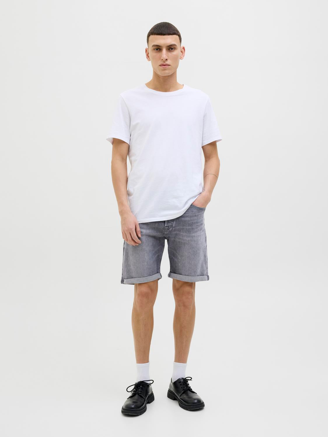 model_shot-front_full