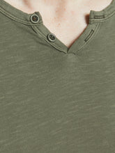 Load image into Gallery viewer, JJESPLIT T-Shirt - dusky green
